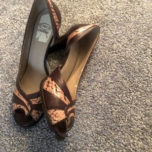 Brown and crocodile patterned peep toe